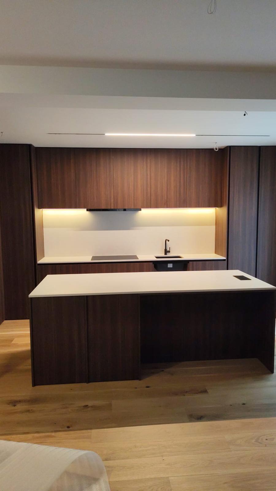 Bucătărie quartz alb mat