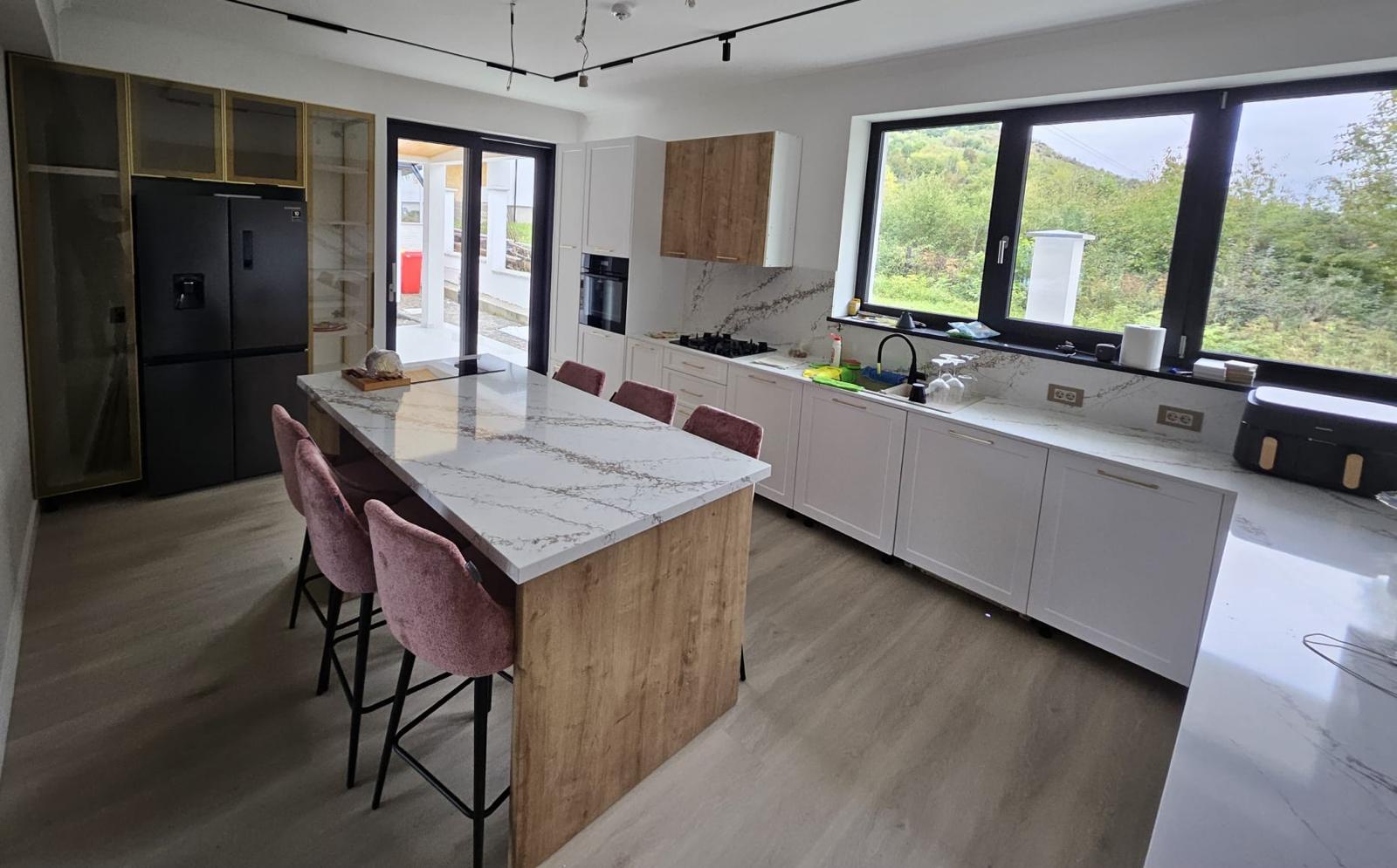 Insulă quartz cu backsplash