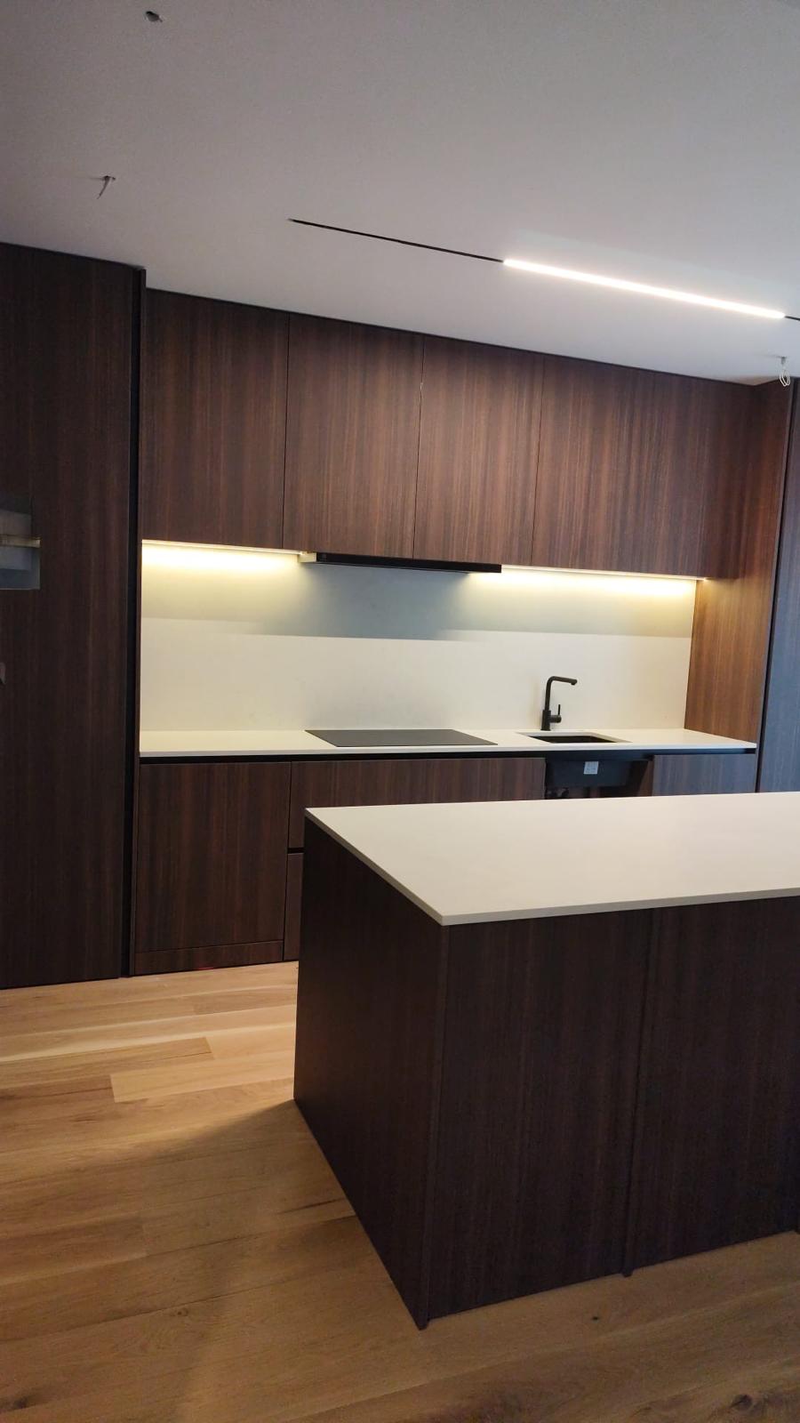 Bucătărie quartz alb + lemn închis